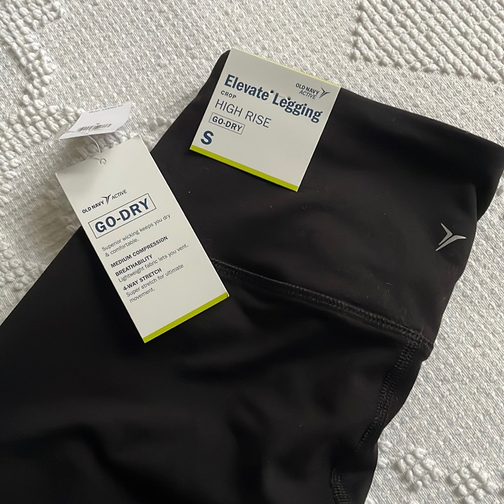 NWT - Old Navy Cropped Elevate Leggings
